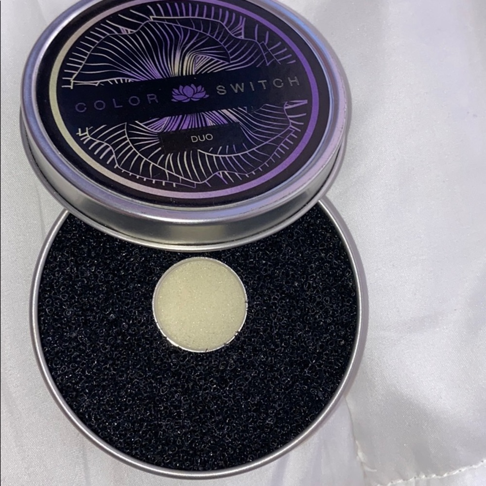 Vera Moda Color Switch Duo Eyeshadow Brush Cleaner